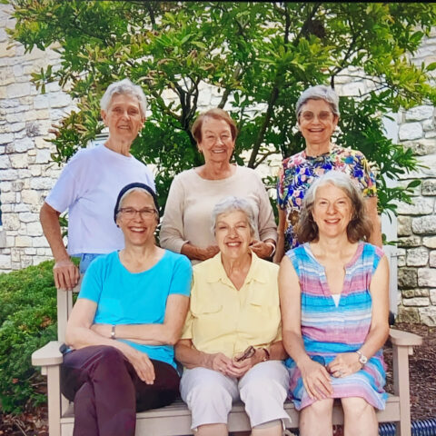 6 smiling white women